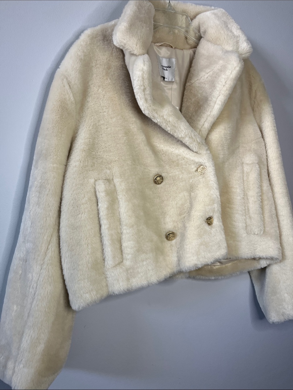 NWT Abercrombie and Fitch white faux fur cropped gold buttons jacket coat - Picture 2 of 6
